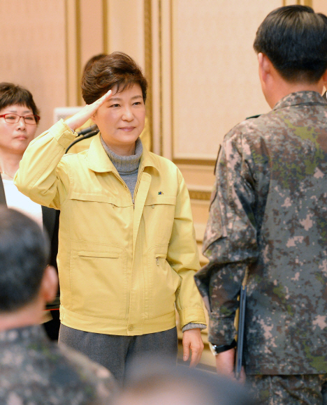 박근혜 대통령이 7일 청와대 영빈관에서 열린 제47차 중앙통합방위회의에서 유공자 포상을 하며 거수경례를 하고 있다. 청와대사진기자단