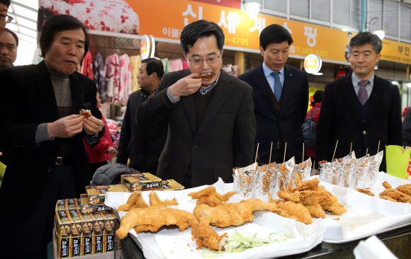 닭고기 시식하는 김동연 국무조정실장