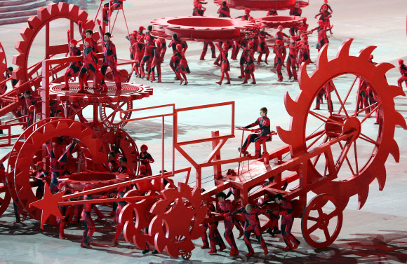 20세기 초 아방가르드 차림의 출연자들이 거대한 톱니바퀴를 움직여 산업혁명 시대를 표현하고 있다. 소치 연합뉴스