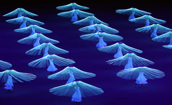 포트르 차이콥스키의 발레극 ‘백조의 호수’가 울려퍼지는 가운데 평화의 상징 비둘기의 날갯짓을 하고 있다. 소치 연합뉴스