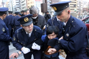 ”참배 중단하라”…韓 대학생 야스쿠니 앞 절규