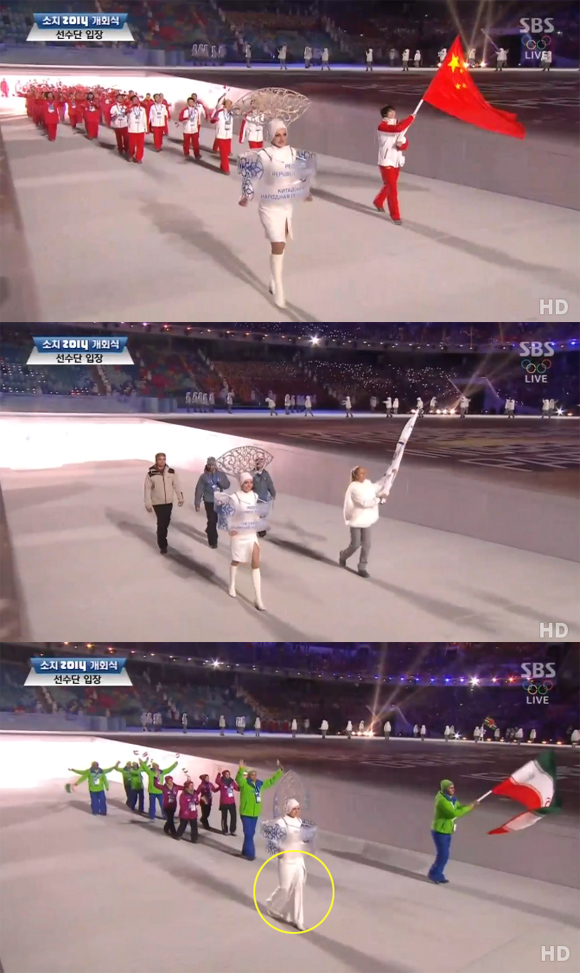 소치 올림픽 개막식에서 이란 선수단 입장 도우미만이 치마 안에 바지를 입어 화제를 모으고 있다.(동그라미 표시) SBS 방송 캡처