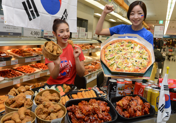 이마트 모델들이 9일 서울 이마트 용산점에서 소치 동계올림픽 기간 동안 할인 판매하는 치킨, 피자 등 야식 먹거리 등을 선보이고 있다. 이마트는 오는 23일까지 한국 선수들이 출전하는 경기가 주로 야간에 방송되는 점을 착안해 야식 먹거리를 10~30% 할인 판매한다. 안주영 기자 jya@seoul.co.kr