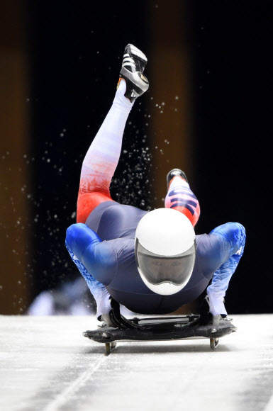 동계올림픽 무대를 처음으로 밟는 이한신(26·전북연맹)이 9일 러시아 소치의 산키 슬라이딩 센터에서 가진 스켈레톤 연습 활주에서 힘차게 썰매에 뛰어오르고 있다. 소치 AFP 연합뉴스