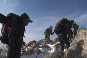100m 뚫는 데 4시간… 산꼭대기에서 폭설과 사투 벌이는 사람들