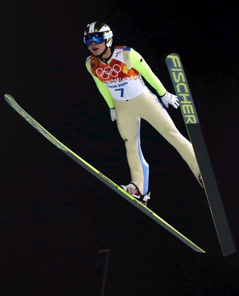 김현기가 지난 20014년 2월 10일 소치동계올림픽 스키점프 남자 노멀힐 개인전 1라운드에서 도약대를 박찬 뒤 안정된 자세로 비행하고 있다. [서울신문DB]