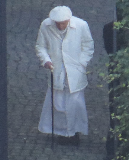 11일(현지시간) ‘명예교황’ 베네딕트 16세가 이탈리아 로마 근교의 한 저택에서 흰 외투 차림에 지팡이를 집고 산책하고 있다.  사진=TOPIC / SPLASH NEWS(www.topicimages.com)　