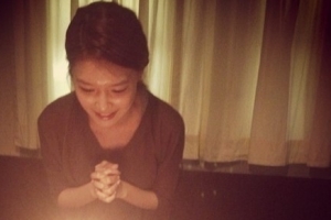 수영 생일파티, 두 손 모으고 기도 중? ‘어떤 기도 했을까?’