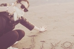 강지영 근황 공개, 바닷가에는 무슨 일? 가려도 숨겨지지 않는..