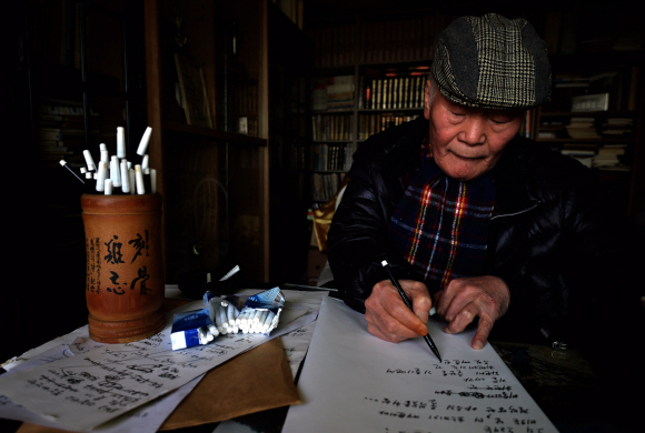 지난 6일 경기 광주 자택에서 만난 작사가 정두수씨가 지난 40여년 동안의 작사 인생과 가요계 비화 등을 풀어내고 있다. 박지환 기자 popocar@seoul.co.kr