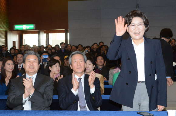 이혜훈(오른쪽) 새누리당 최고위원이 11일 서울 용산구 효창동 백범김구기념관에서 서울시장 공식 출마를 선언하기에 앞서 손을 흔들며 인사를 하자 참가자들이 박수를 보내고 있다. 왼쪽부터 새누리당 김무성·정몽준 의원. 안주영 기자 jya@seoul.co.kr