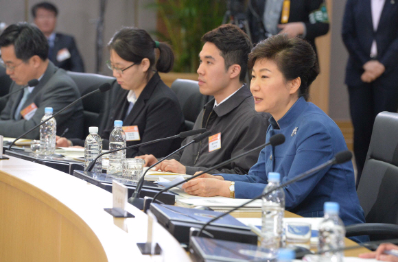 박근혜 대통령이 11일 정부세종청사에서 열린 2014 일자리·복지 분야 업무보고를 받기에 앞서 모두 발언을 하고 있다. 이언탁 기자 utl@seoul.co.kr