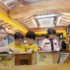 서까래 아래서 책에 푹 빠진 아이들