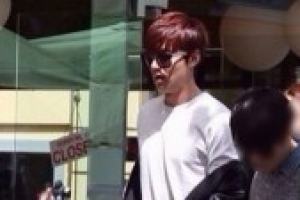 이민호 뉴질랜드 포착, ‘흰티에 청바지’의 정석.. 환상 뒤태까지