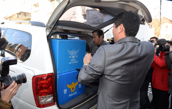 서울 강남구 역삼동에 있는 KT ens의 협력업체 사무실에서 압수수색을 마치고 증거물이 든 박스를 차량에 싣고 있다.