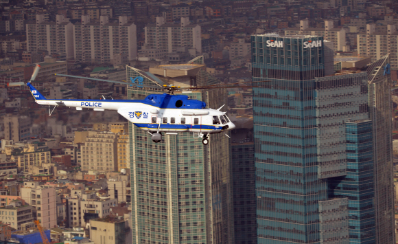 12일 서울 김포공항 경찰항공대에서 취항식을 가진 러시아산 MI172 헬기가 서울 상공을 시범 운행하고 있다. 