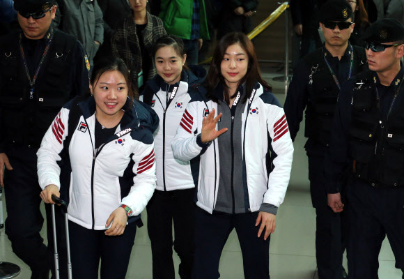 피겨여왕 김연아가 12일 인천국제공항을 통해 동계올림픽이 열리는 소치로 후배 김해진(왼쪽), 박소연과 출국하며 팬들에게 손을 흔들고 있다. 연합뉴스