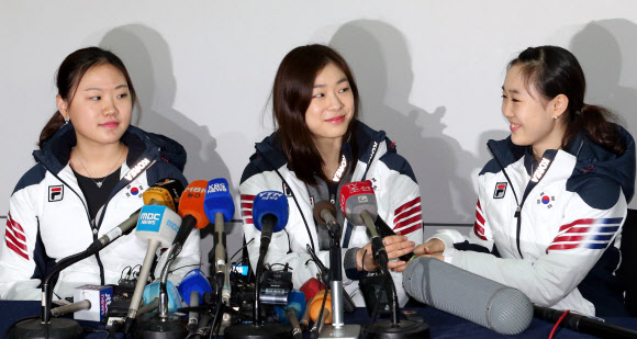 피겨여왕 김연아가 12일 동계올림픽이 열리는 소치로 향하며 후배 김해진(왼쪽), 박소연과 인천국제공항 출국장에서 기자회견을 하고 있다. 연합뉴스