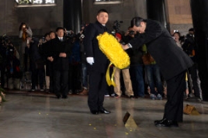 쑨원 능묘 참배하는 타이완의 왕위치