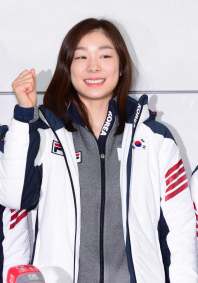 피겨여왕 김연아가 12일 동계올림픽이 열리는 소치로 향하며 인천국제공항 출국장에서 기자회견을 마치고 파이팅을 하고있다.