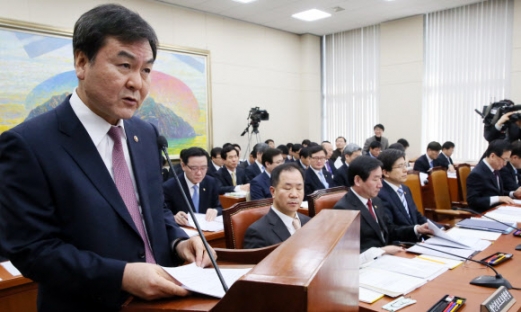 신제윤 ‘카드사 정보유출 국조’ 정무위 기관보고 신제윤 금융위원장이 13일 국회 정무위원회 전체회의에서 주요 카드사의 개인정보 대량유출 사태에 대해 보고하고 있다. 연합뉴스