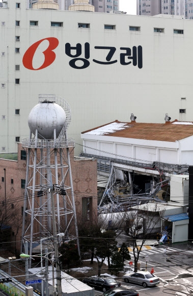 빙그레 공장 암모니아 가스 유출 사고 13일 오후 경기도 남양주시 도농동 빙그레 제2공장 암모니아 탱크 배관 폭발 사고 현장.  연합뉴스