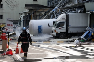 빙그레 가스탱크 폭발… 1명 사망·3명 부상