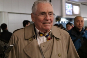 방북 그레그 前대사 귀환… “케네스 배 석방촉구”