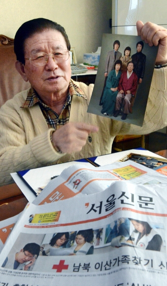 오는 20일 금강산에서 열리는 이산가족 상봉 행사에 참석하는 마수일 할아버지가 북한의 친지들을 만나면 보여 줄 가족사진을 들어 보이고 있다.