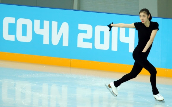 김연아, ‘소치는 내 무대’ 제22회 러시아 소치 동계올림픽에 출전하는 ‘피겨 여왕’ 김연아가 14일 오후(현지시간) 소치 해안 클러스터 올림픽 파크 내 스케이팅 트레이닝 베뉴에서 열린 훈련에서 프리스케이팅 곡인 ‘아디오스 노니노’에 맞춰 연기하고 있다. 연합뉴스