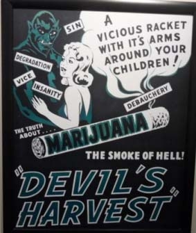 의료용 대마초 판매점 내부 벽에 걸린 대마초 비판 포스터. 과거 대마초가 ‘악마의 마약’으로 간주되던 시절의 포스터다.
