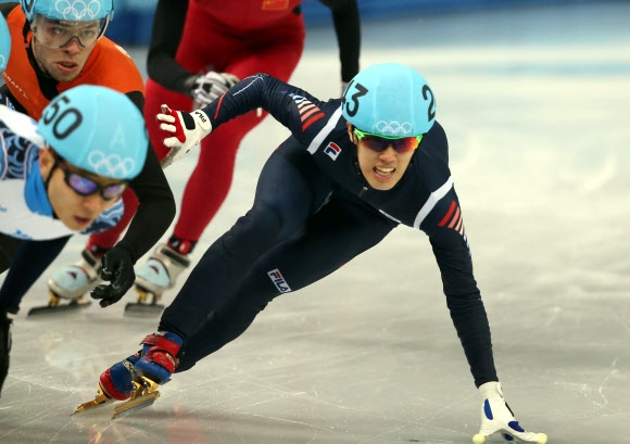 대한민국 쇼트트랙 대표팀의 신다운이 15일 러시아 소치 해안클러스터의 아이스버그 스케이팅 팰리스에서 열린 2014 소치 동계올림픽 쇼트트랙 남자 1,000ｍ 결승에서 코너를 돌고 있다.  연합뉴스