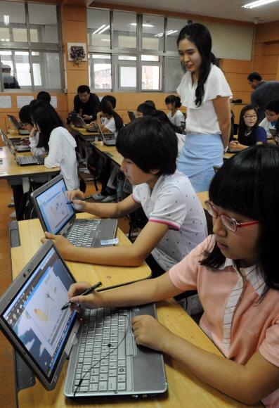 디지털 교과서 연구 학교로 지정된 서울 구로동 구일초등학교에서 학생들이 태블릿PC를활용해 수업에 참여하고 있다.