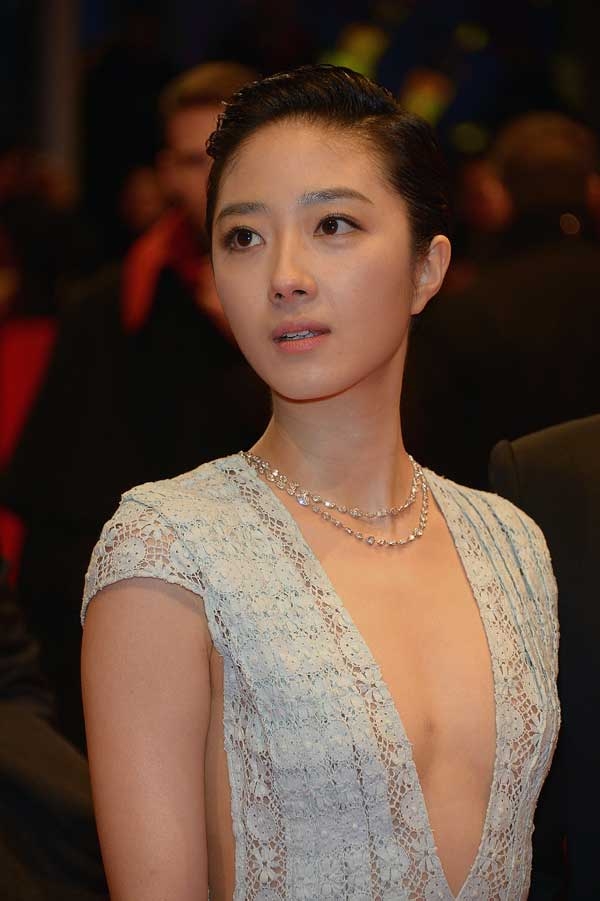 베를린영화제 황금곰상을 수상한 영화 백일염화 주연 구이룬메이가 13일(현지시간) 프리미어 행사에서 드레스를 입고 자태를 뽐내고 있다. 스플래시뉴스닷컴