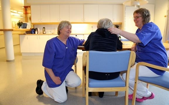 지난 10일 노르웨이 오슬로 외곽의 한 요양병원에서 인그리드 바겐(왼쪽)이 동료와 함께 노인을 돌보고 있다. 노르웨이 노동부 제공