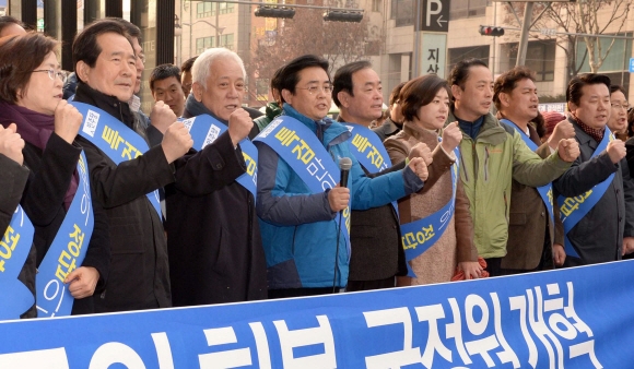 김한길 대표를 비롯한 민주당 의원들이 16일 서울 영등포역 앞에서 김용판 전 서울경찰청장의 대선 개입 혐의 무죄 판결을 규탄하며 ‘선(先)국정조사 후(後)특별검사제 도입’을 촉구하는 거리 홍보전을 펼치고 있다. 왼쪽부터 김상희·정세균 의원, 김 대표, 전병헌 원내대표, 장병완 정책위의장. 