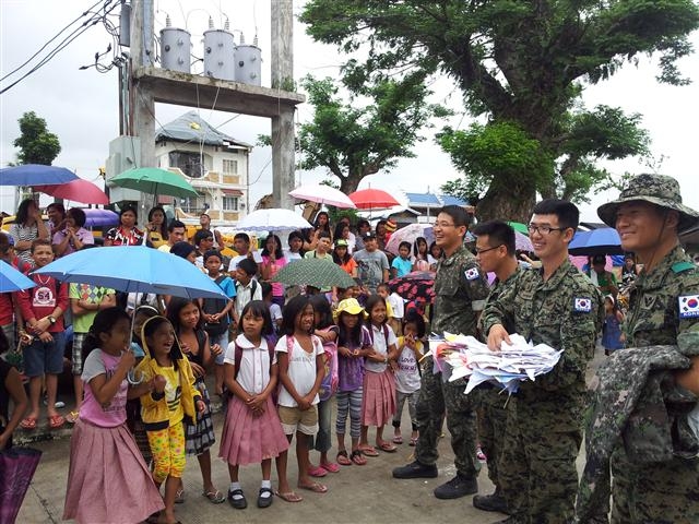 필리핀 레이테주 타나완 지역의 센트럴 초등학교 학생들이 지난 13일 학교 복구 공사를 마친 우리 군 아라우부대원들에게 감사 편지를 전달하고 있다. 합동참모본부 제공