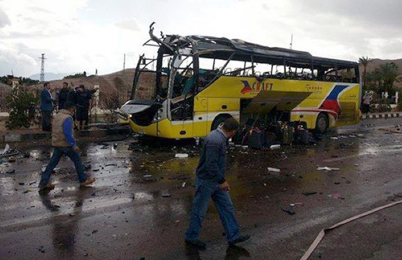 한국인 성지순례 관광객 31명이 탑승한 것으로 알려진 대형버스가 16일 이집트 동북부 시나이반도의 타바시 인근 국경 지역에서 발생한 차량 폭탄테러로 인해 크게 부서졌다. 이날 이집트 보안당국 등에 따르면 한국인 최소 3명과 현지인 버스기사 1명 등 4명이 숨진 것으로 알려졌다. AFP 연합뉴스