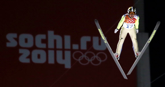 제22회 러시아 소치 동계올림픽에 출전한 대한민국 스키 점프 대표팀 최서우가 14일 오후(현지시간) 소치 산악 클러스터 루스키 고르키 점핑 센터에서 열린 남자 스키점프 라지힐 예선 경기에서 비상하고 있다.  연합뉴스