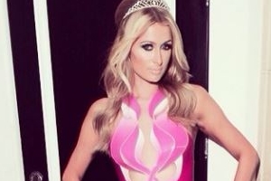 패리스 힐튼, 노팬티로 행사장에?