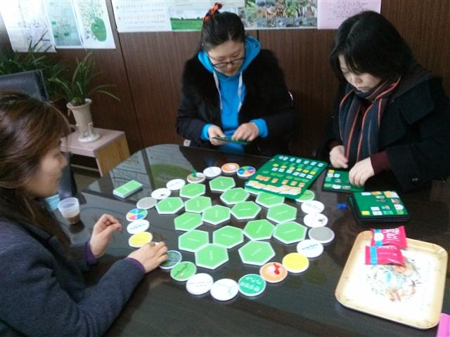 서울 금천 지역 청년 공동체 오렌지드림스 회원들이 보드게임 ‘금천구를 만들자!’를 제작하고 있다. 금천구 제공