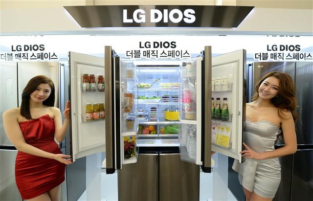 LG전자 모델들이 17일 서울 여의도 LG트윈타워에서 열린 ‘LG 디오스 냉장고 신제품 발표회’에서 별도 수납 공간을 두 배 가까이 늘린 ‘디오스 V9500’을 선보이고 있다. LG전자 제공