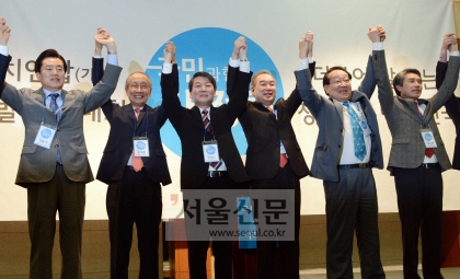 17일 서울 용산구 백범기념관에서 열린 ‘새정치연합’ 창당발기인대회에서 안철수(가운데) 의원과 창당발기인들이 함께 손을 들고 있다. 안주영 기자 jya@seoul.co.kr