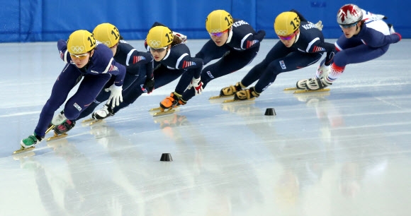 한국 쇼트트랙 대표팀이 17일 러시아 소치 해안클러스터의 스케이팅 트레이닝 베뉴에서 훈련하고 있다. 연합뉴스