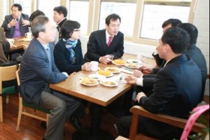 카페·장터·전시실 되는 ‘팔방미인’