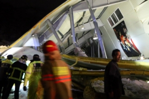 10초 만에 지붕 ‘와르르’…“700여명 출구 찾아 아비규환”