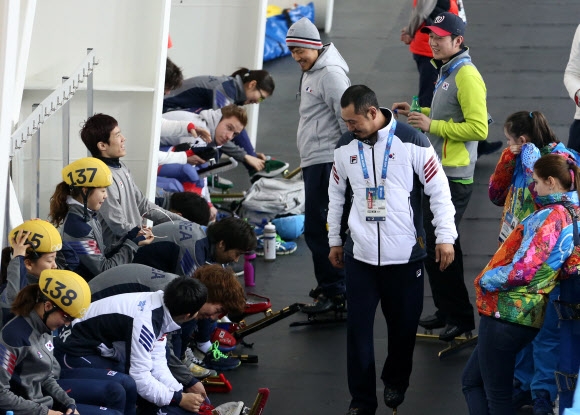 한국 쇼트트랙 대표팀의 최광복 코치와 선수들이 17일 러시아 소치 해안클러스터의 스케이팅 트레이닝 베뉴에서 훈련에 앞서 이야기를 하고 있다.  연합뉴스