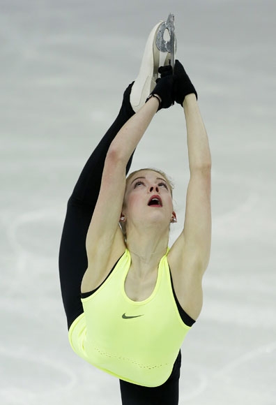 그레이시 골드(미국)가 17일(한국시간) 러시아 소치의 스케이팅 연습빙상장에서 열린 공식훈련에 참가해 연기를 펼치고 있다.  AP/뉴시스