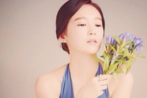 ‘오늘은 보랏빛 여자!’ 강민경,보랏빛 꽃에 취해 한 컷