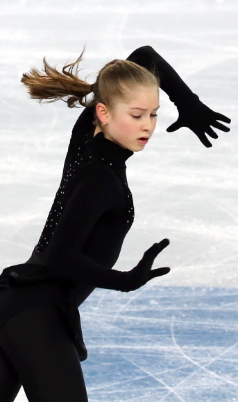 2014 소치 동계올림픽에 출전하는 러시아의 율리아 리프니츠카야가 18일 러시아 소치 해안클러스터의 아이스버그 스케이팅 팰리스에서 소치 동계올림픽 쇼트 프로그램 훈련을 하고 있다.  연합뉴스